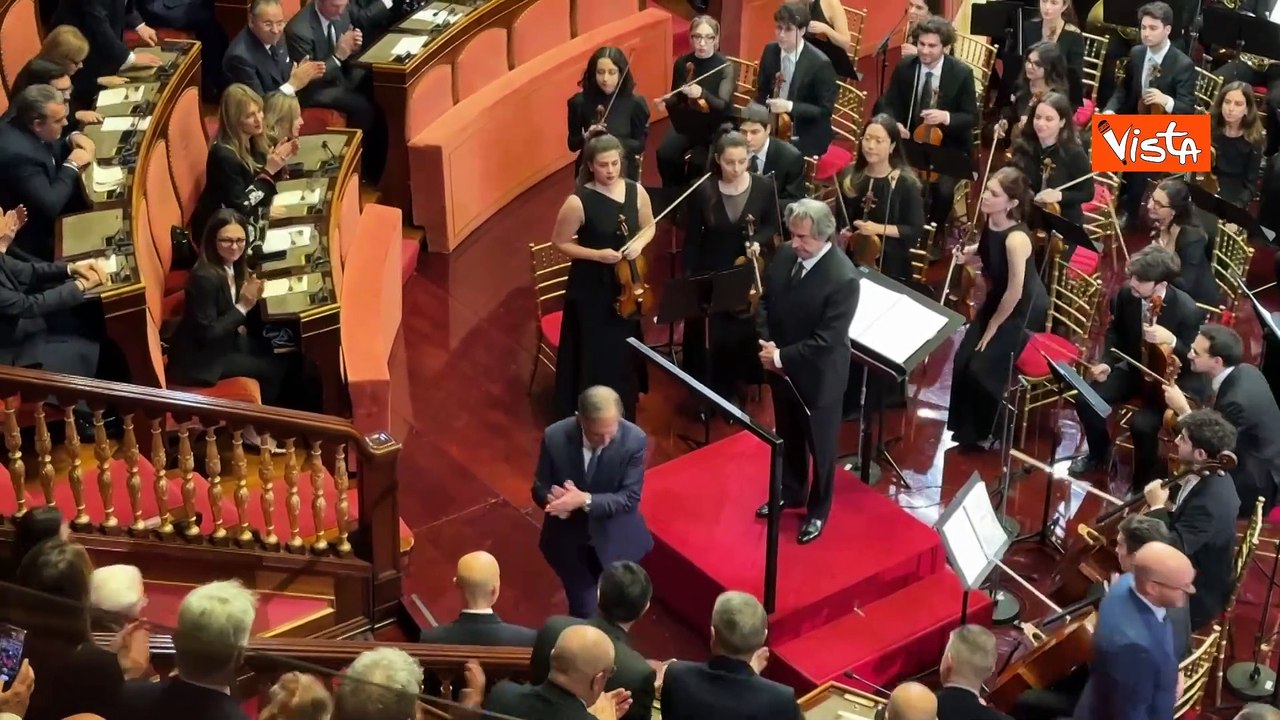 Standing ovation Aula Senato per il Presidente Mattarella a Concerto di Natale, il saluto con Muti