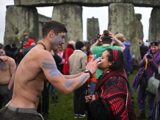Stonehenge erwacht: Trommeln und Tanz zur Wintersonnenwende