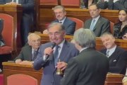 Concerto Natale in Senato, La Russa dona al Maestro Muti la tradizionale campanella - Video