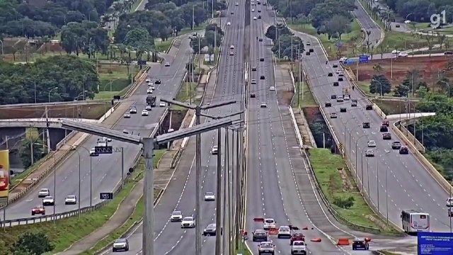 Veja o momento em que ônibus fecha carro e causa acidente no Eixão Norte