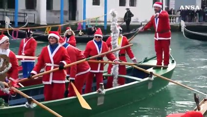 Venezia, la regata dei Babbi Natale nel Canal Grande