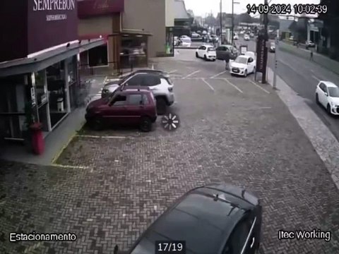 Veja o momento exato que o avião cai e causa explosão em Gramado (RS)