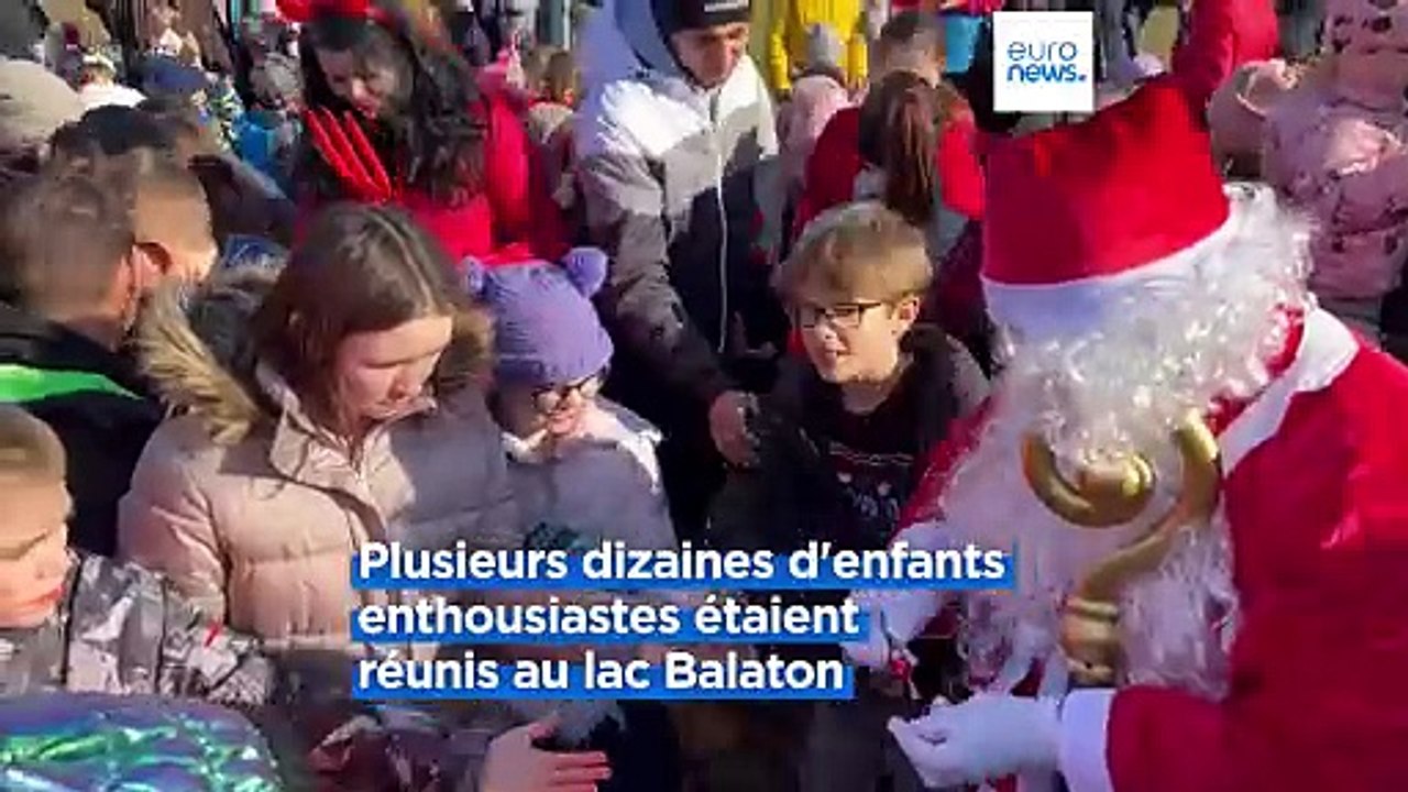 Le Père Noël apporte des cadeaux aux enfants hongrois par hélicoptère