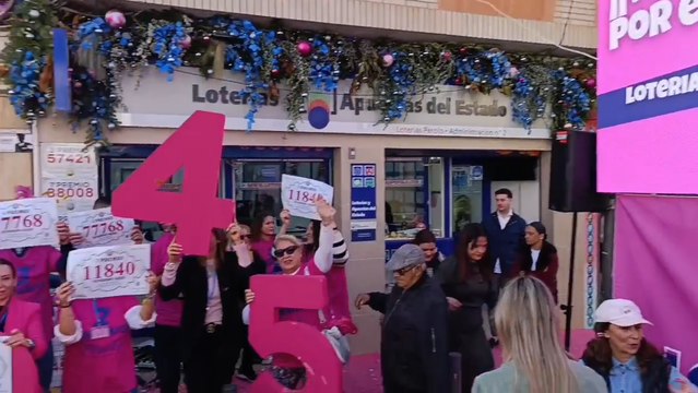 La fiesta de la administración de loterías El Perolo, en San Pedro del Pinatar, tras entregar siete premios mayores en la Lotería de Navidad.