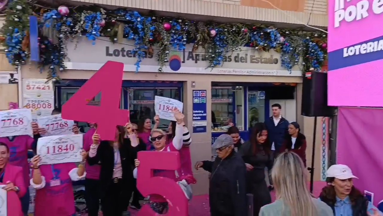 La fiesta de la administración de loterías El Perolo, en San Pedro del Pinatar, tras entregar siete premios mayores en la Lotería de Navidad.