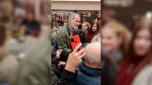 Los Reyes y sus hijas visitan por sorpresa Catarroja, 'zona cero' de la DANA