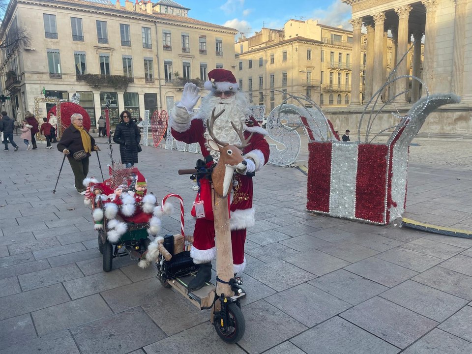 Un Père Noël répand la magie de Noël en trottinette électrique dans les rues de Nîmes