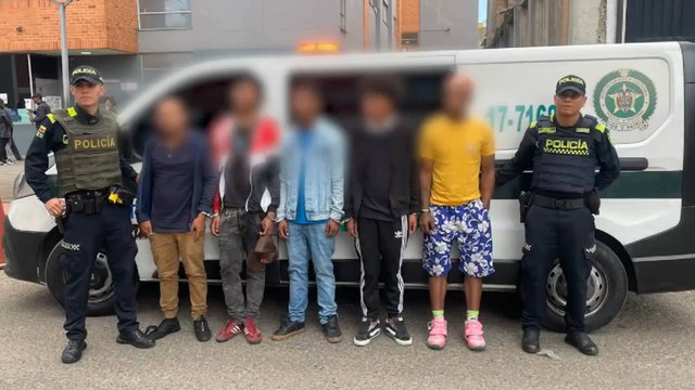 VIDEO | Cinco ladrones fueron capturados luego de robar un celular de alta gama en Transmilenio