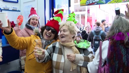 Afortunados celebran por todo lo alto los premios del Sorteo de Navidad de 2024