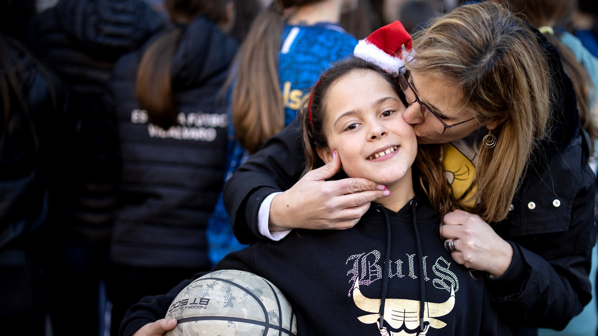 Una jugadora de 9 a�os fue la que m�s papeletas del Gordo vendi� en el Club Distrito Ol�mpico de San Blas. Su madre, viuda desde que naci� la peque�a, respira tras una d�cada haciendo malabares: "Estoy super feliz por m�, pero sobre todo por toda la gente del equipo y del barrio. Hab�a gente muy necesitada"