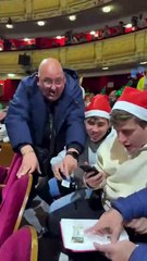 El Dandy de Barcelona, viral por cantar ‘El Gordo' en el Teatro Real