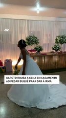 NIÑO ROBA RAMO EN BODA