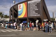 Cientos hacen filas para adquirir los productos de la cena de Nochebuena en feria del Inespre