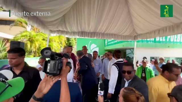 Leonel entrega cajas navideñas y defiende método en el que cada quien acuda a recibirla