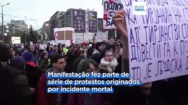 Dezenas de milhares de sérvios protestam contra o presidente Aleksandar Vučić