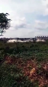 Ponte que liga Maranhão e Tocantins desaba, caminhões caem em rio e uma pessoa morre