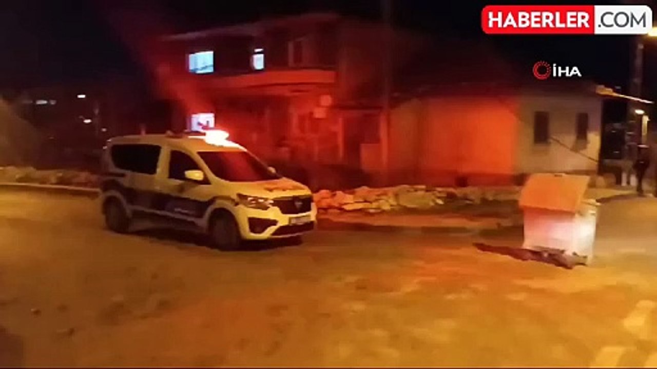 Tır, Telefon Direklerine Takıldı ve Direk Devrildi