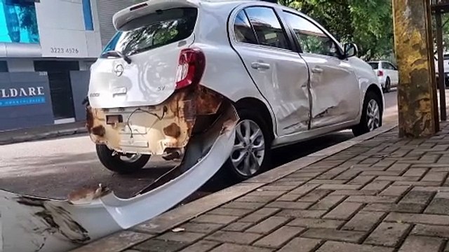 Colisão de trânsito deixa veículos danificados no Centro