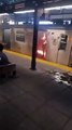 Encuentran mujer en llamas dentro de un tren en Nueva York