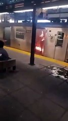 Encuentran mujer en llamas dentro de un tren en Nueva York