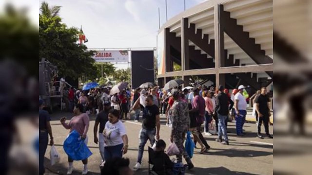 Cientos compran productos a bajos precios en la Feria del Inespre