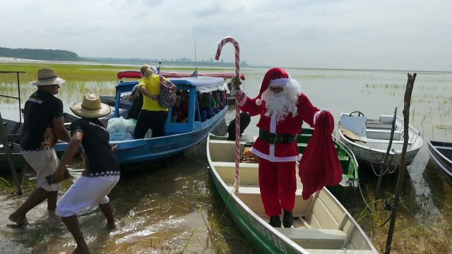 Santa Claus lleva la magia de la Navidad a comunidades brasileñas de Amazonas