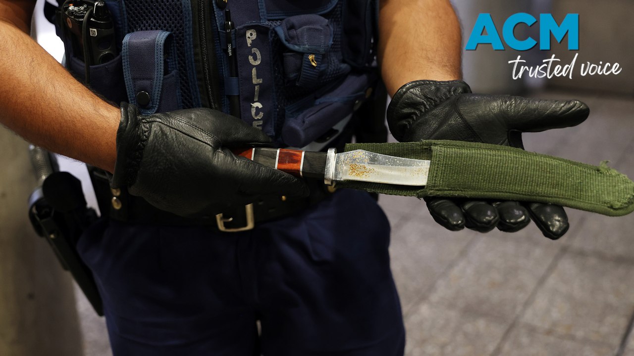 Major police blitz seizes knives, weapons and drugs - video Dailymotion