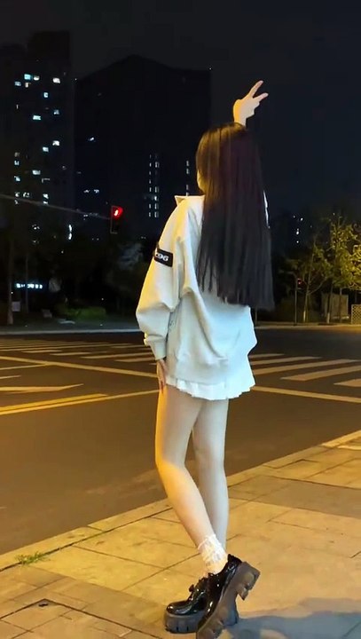 #简约又性感的辣妹穿搭 饭后扭一扭