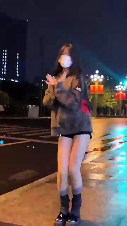 算命的说我，泼天的富贵会哗啦啦的来，不要脸的桃花儿，会一朵朵的开，不管每天吃多少，美食多热爱，都有别人羡慕的身材”