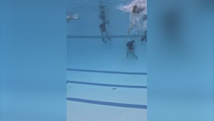 El juego acuático que arrasa en internet y consiste en marcar gol sin ahogarse: da pánico verlo