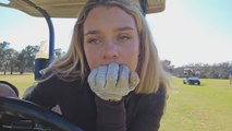Una influencer está emitiendo un dirceto desde un campo de golf y se lleva un susto que se toma a risa