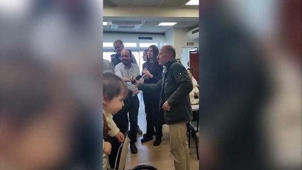 Los reyes y sus hijas se muestran de lo más naturales y cercanos durante su visita a un restaurante