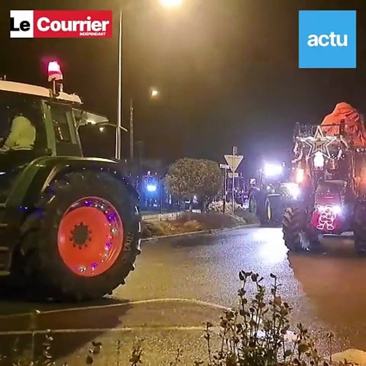 Un défilé de tracteurs illuminés à Loudéac (Côtes-d'Armor)