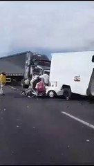 VIDEO: ¡No pudo frenar! Tráiler impactó contra un vehículo familiar y dejó dos fallecidos