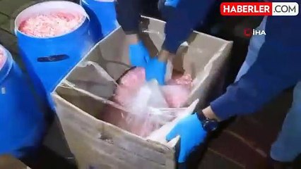 İzmir'de Park Halindeki Araçta 412 Bin Sentetik Ecza Ele Geçirildi