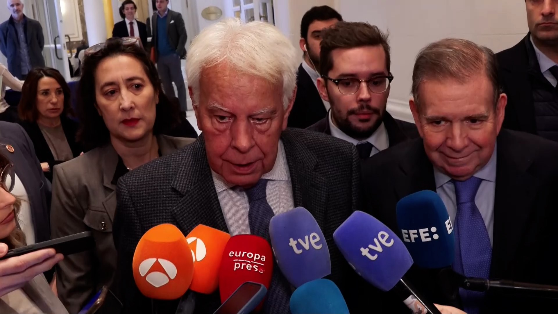 El opositor venezolano Edmundo González y Felipe González, juntos en un desayuno informativo