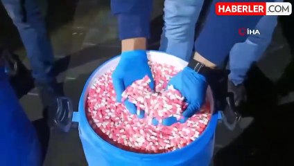 İzmir'de Park Halindeki Araçta 412 Bin Sentetik Ecza Ele Geçirildi