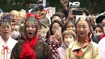No ritual de fim de ano do santuário de Osaka, as pessoas riem-se das más recordações