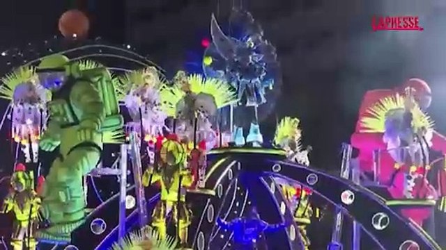 Lo spettacolo del Sambodrono anima le vie di Rio de Janeiro: anche un carro dedicato a Musk, Zuckerberg, Xi e Bezos