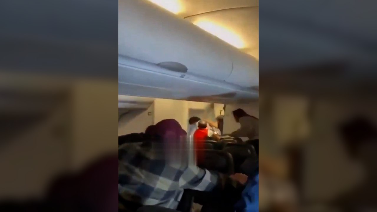 Caos en un vuelo Madrid - Caracas: un pasajero intenta abrir la puerta del avión