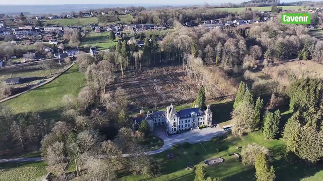 L'église au milieu du village : Ville