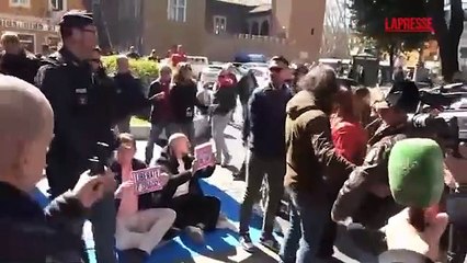 Balneari, sit-in di Hallissey agli Stati Generali: allontanato e insultato dai gestori