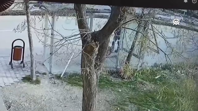 15 yaşındaki kızın 150 TL'sini ve telefonunu çalıp bıçaklamıştı, parkta yakalanıp tutuklandı