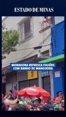 Tá calor? Moradora refresca foliões com banho de mangueira