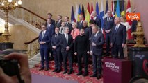 Macron e Zelensky in prima fila al fianco di Starmer nella foto del Leaders' meeting on Ukraine