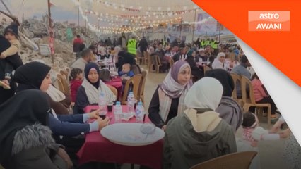 Penduduk Palestin berbuka puasa di celah runtuhan