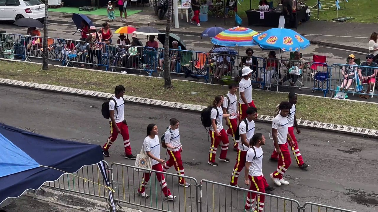 10h38 Passage des Secouristes Bénévoles Carnaval Pointe-à-Pitre Guadeloupe Direct Live