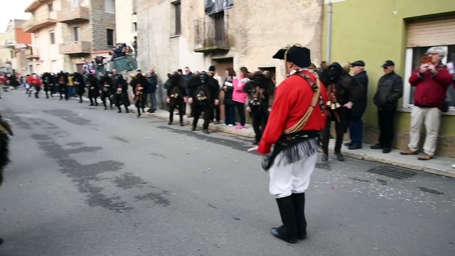 Il carnevale di Mamoiada: la grande folla e la sfilata degli abiti tradizionali