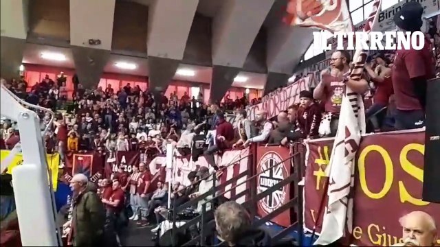 Livorno, i tifosi della Libertas e il tributo da brividi per coach Andreazza dopo l'esonero