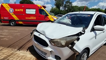 Colisão entre Fiat Argo e Ford Ka deixa mulher e criança feridas